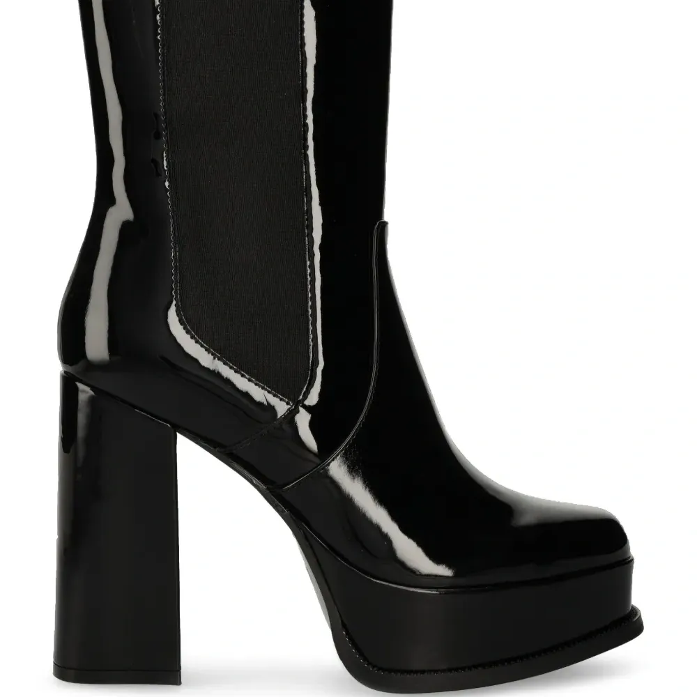 Лакированные ботинки