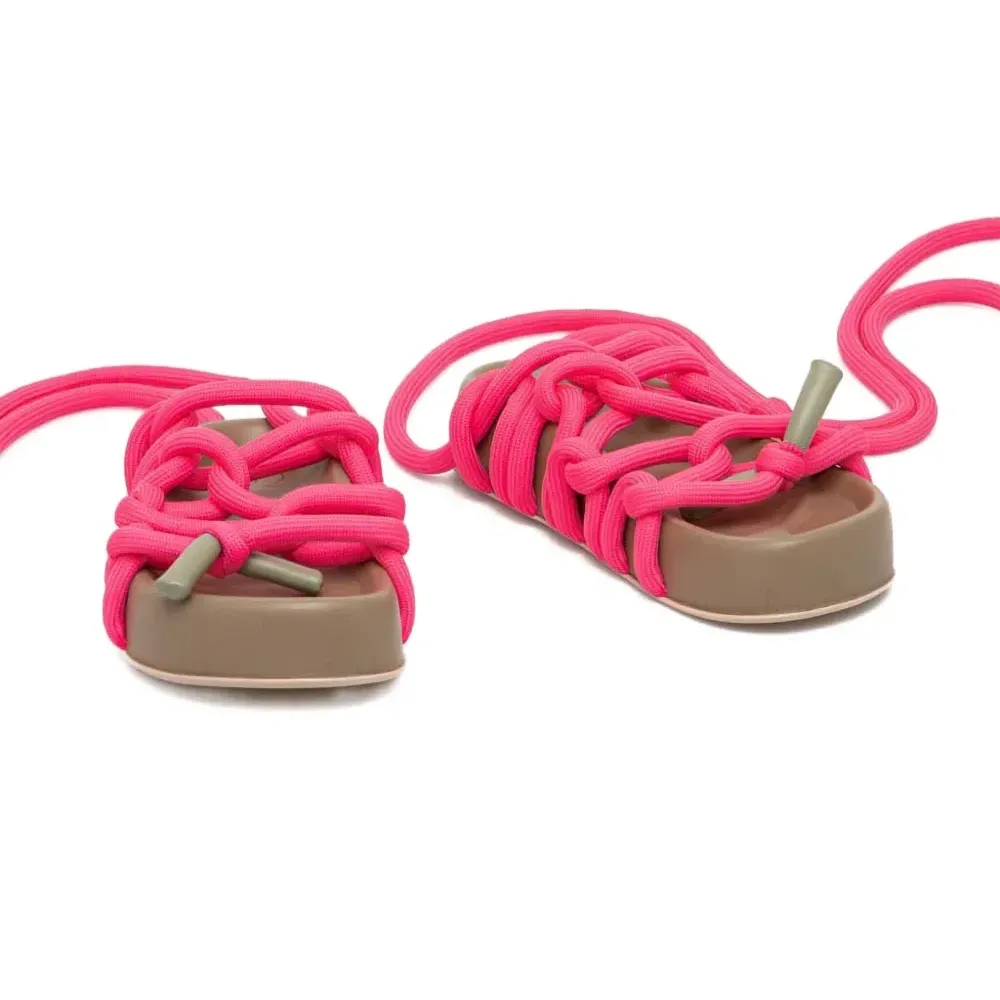 Сандалии с плоской подошвой и ремешками в виде верёвок