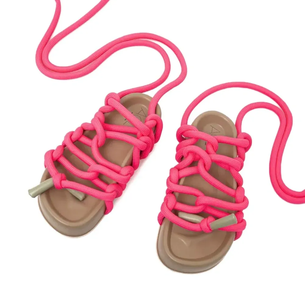 Сандалии с плоской подошвой и ремешками в виде верёвок