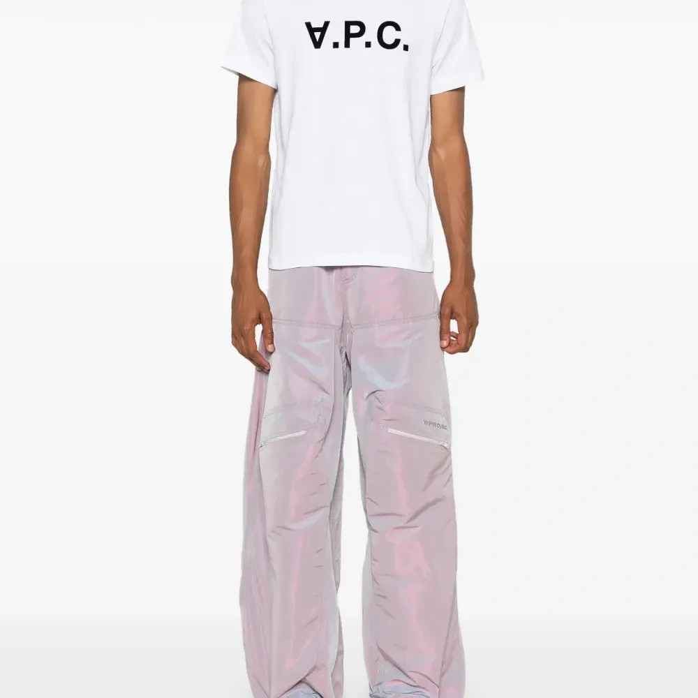 Футболка с фактурным логотипом