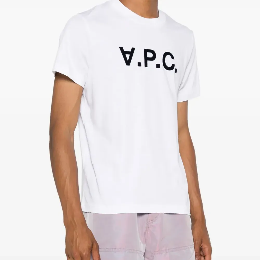 Футболка с фактурным логотипом