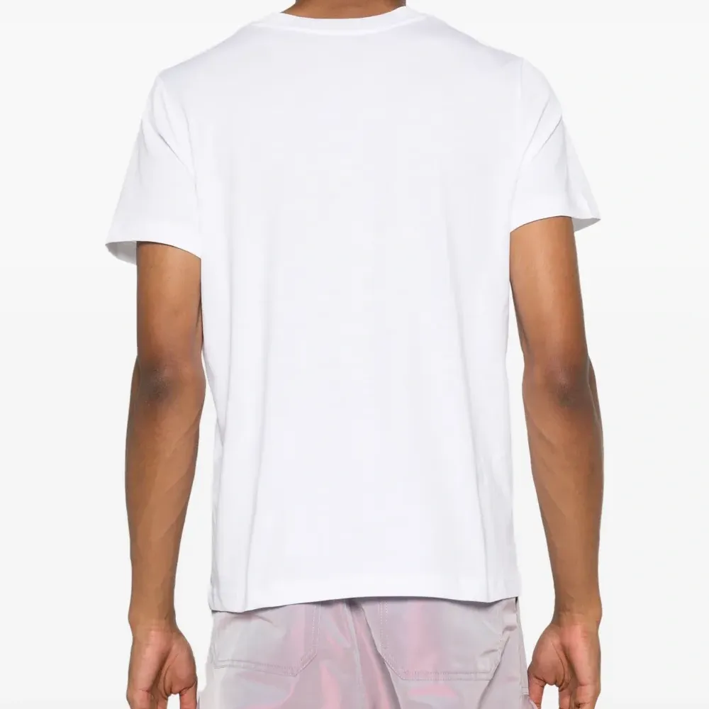 Футболка с фактурным логотипом