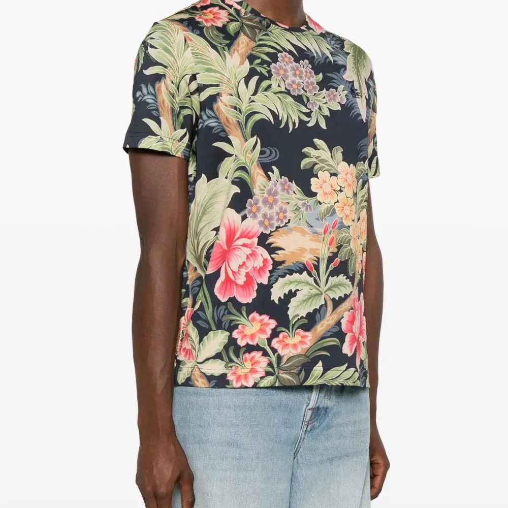Футболка с цветочным принтом