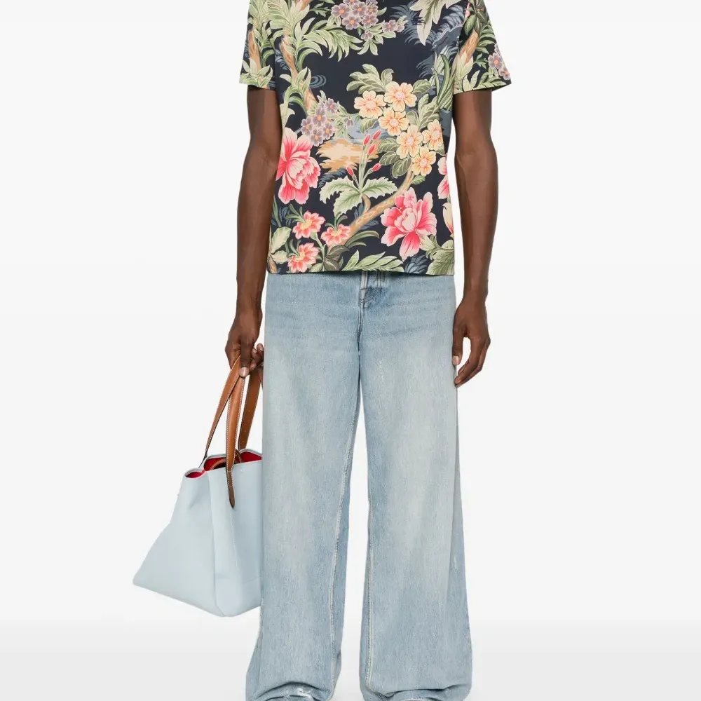 Футболка с цветочным принтом