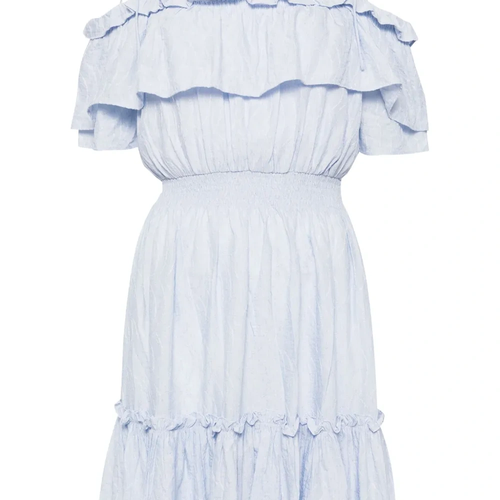 Платье с открытыми плечами