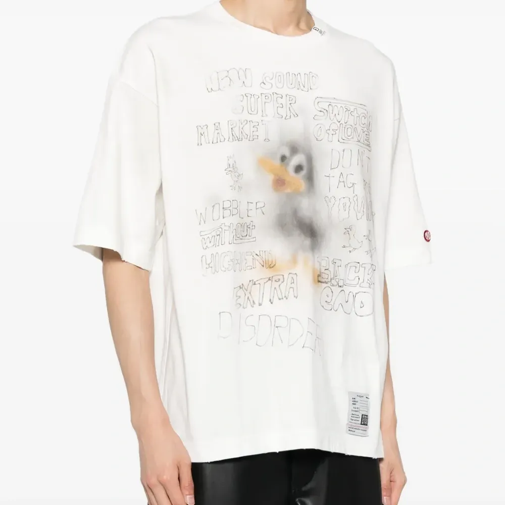 Футболка с эффектом потертости и принтом