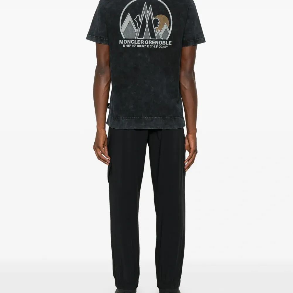 Футболка с логотипом