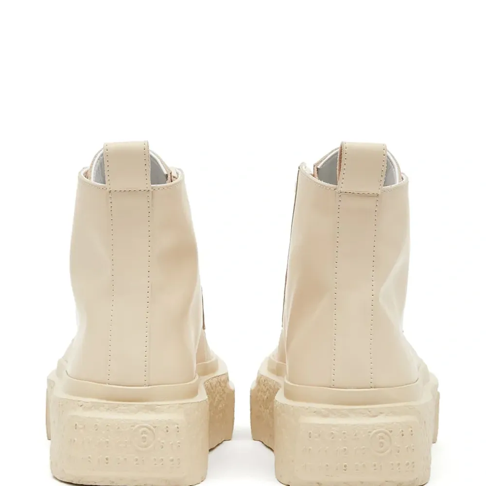 Кроссовки на шнуровке