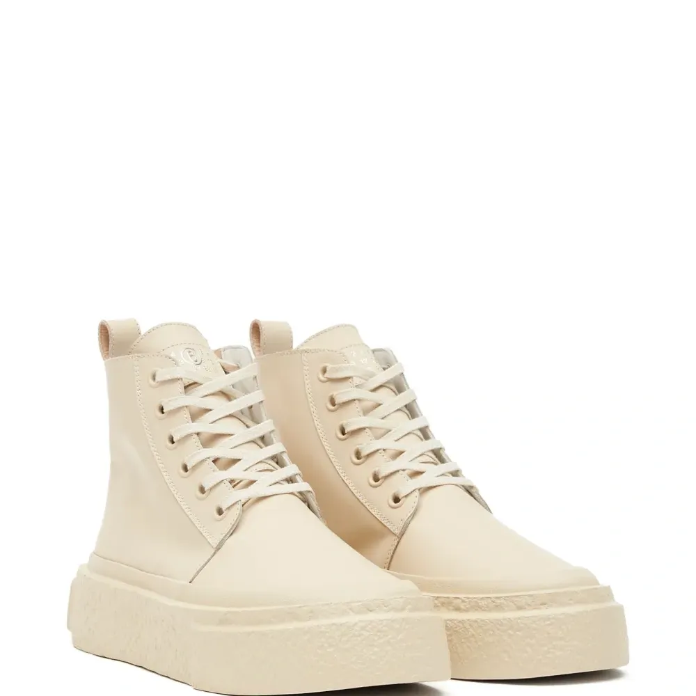 Кроссовки на шнуровке