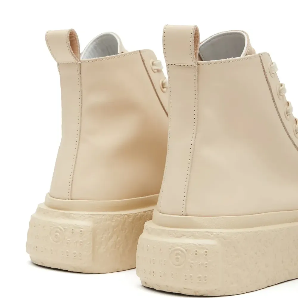 Кроссовки на шнуровке