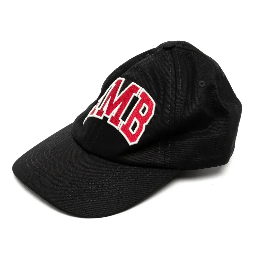 Кепка с вышитым логотипом