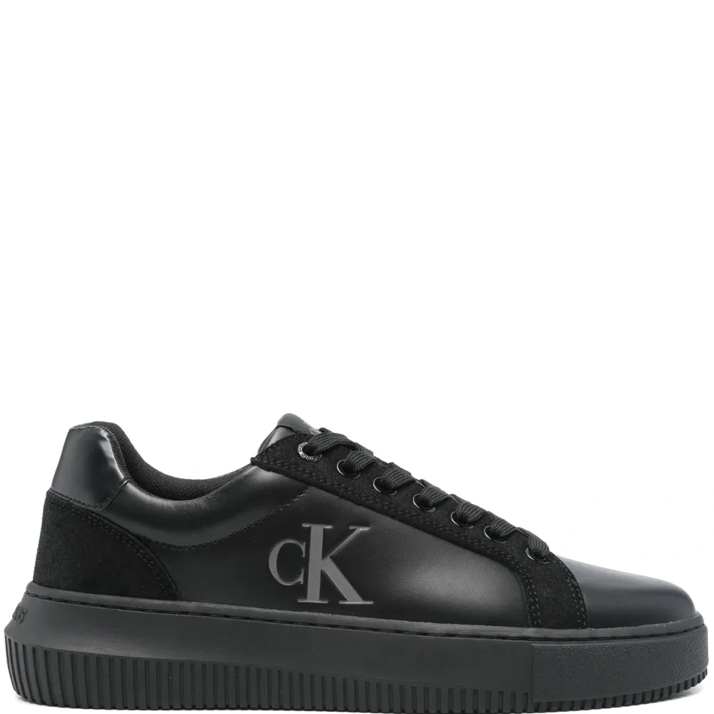 Кроссовки с тисненым логотипом