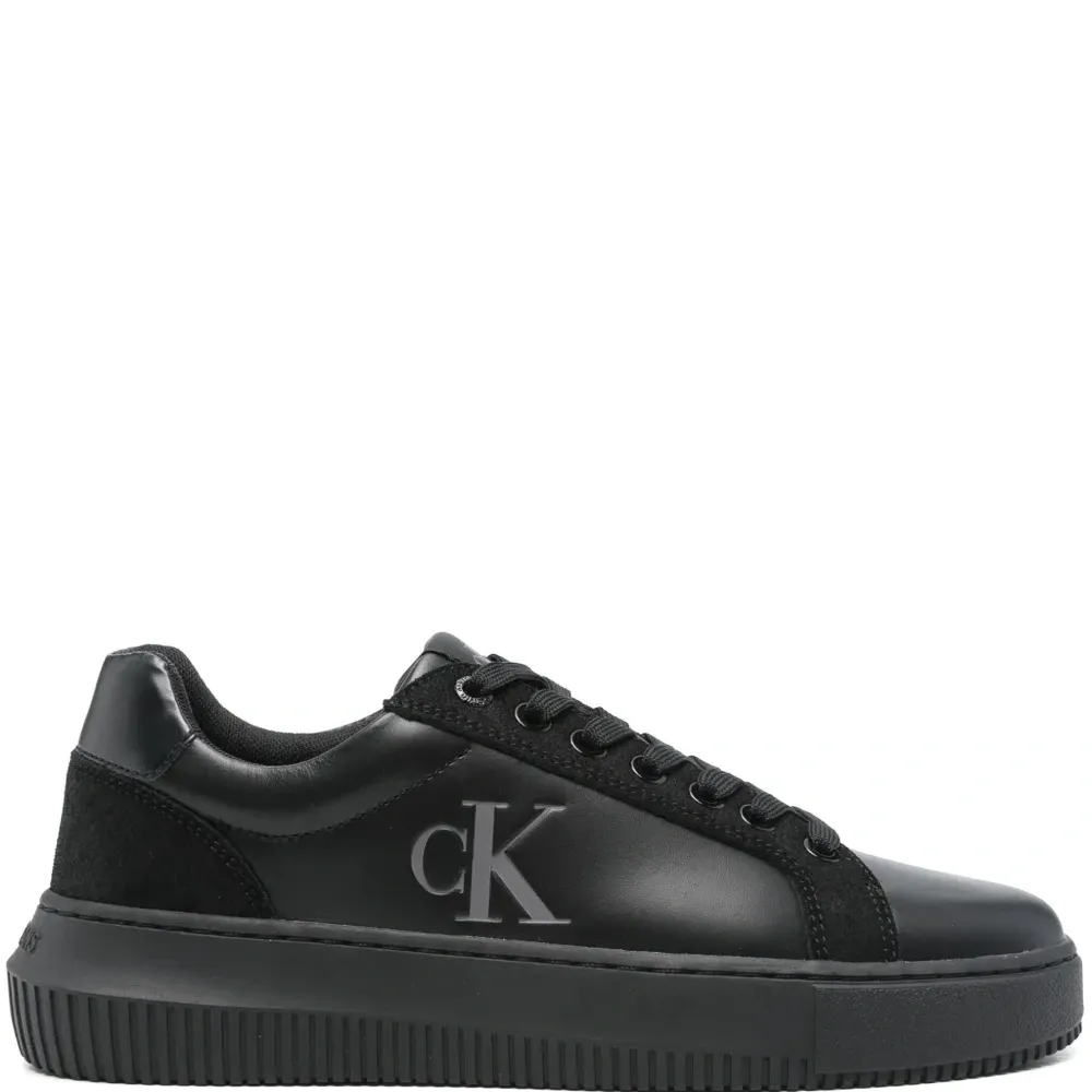 Кроссовки с тисненым логотипом