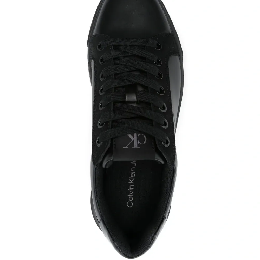 Кроссовки с тисненым логотипом