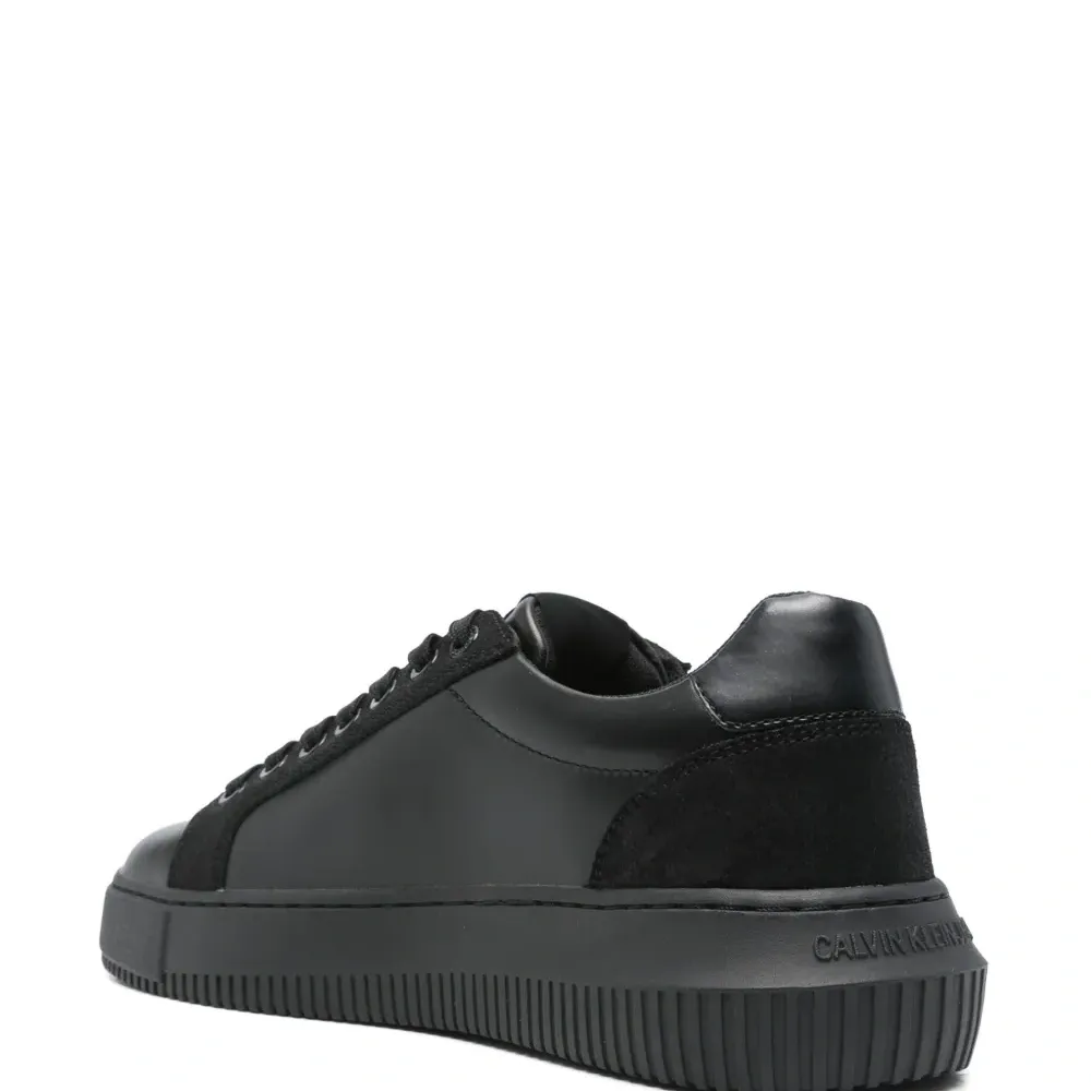 Кроссовки с тисненым логотипом