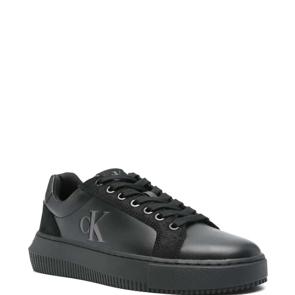 Кроссовки с тисненым логотипом