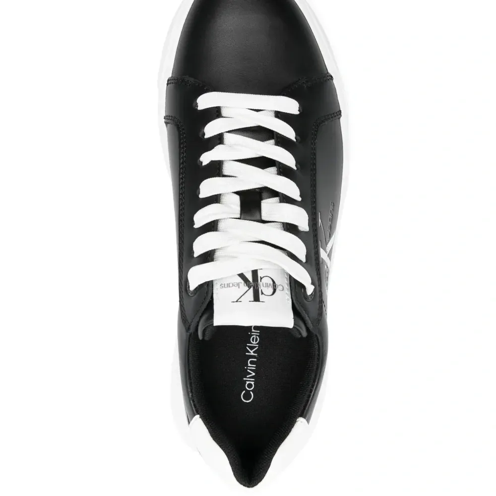 Кроссовки с логотипом