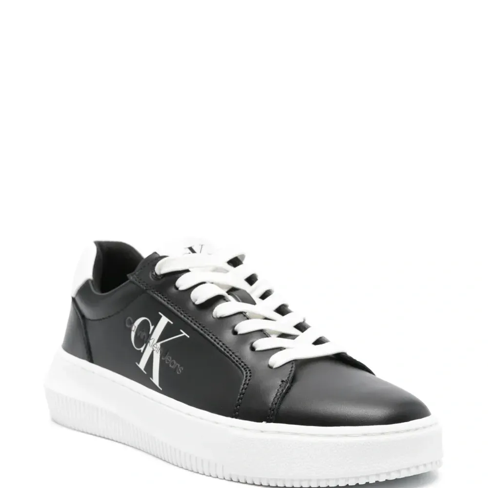 Кроссовки с логотипом