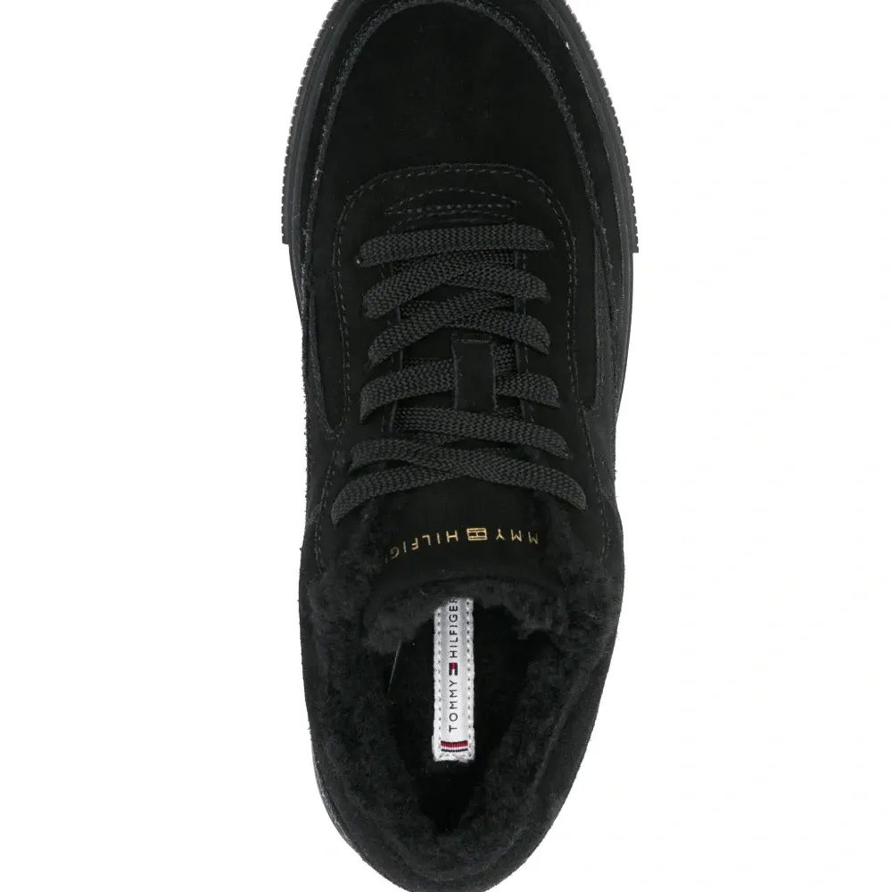 Кроссовки на шнуровке