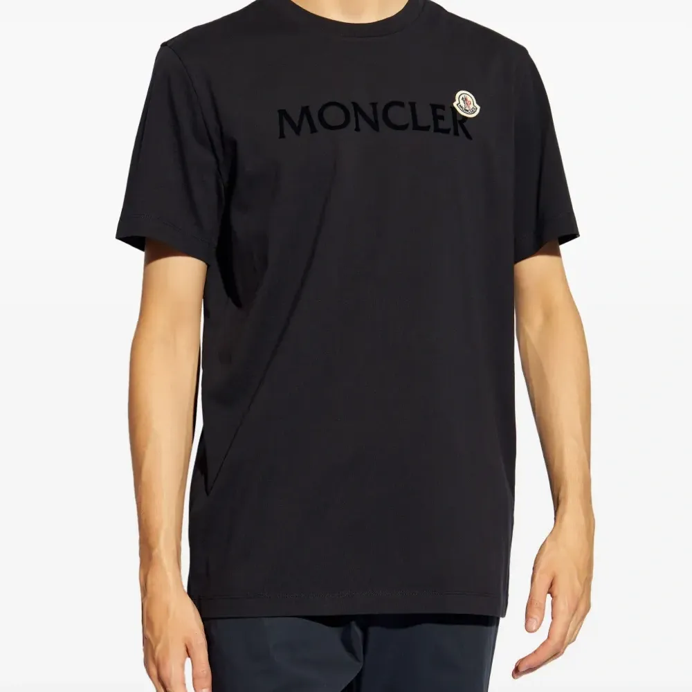 Футболка с фактурным логотипом