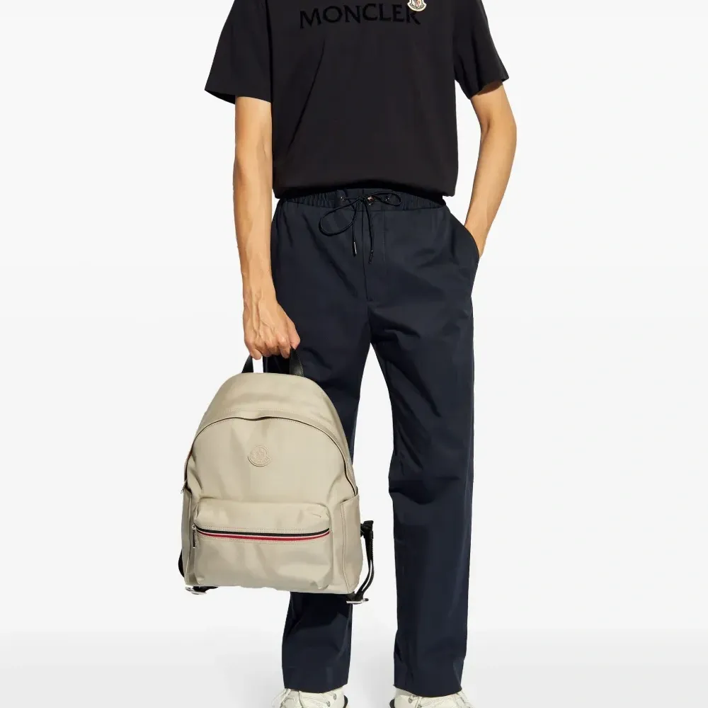 Футболка с фактурным логотипом