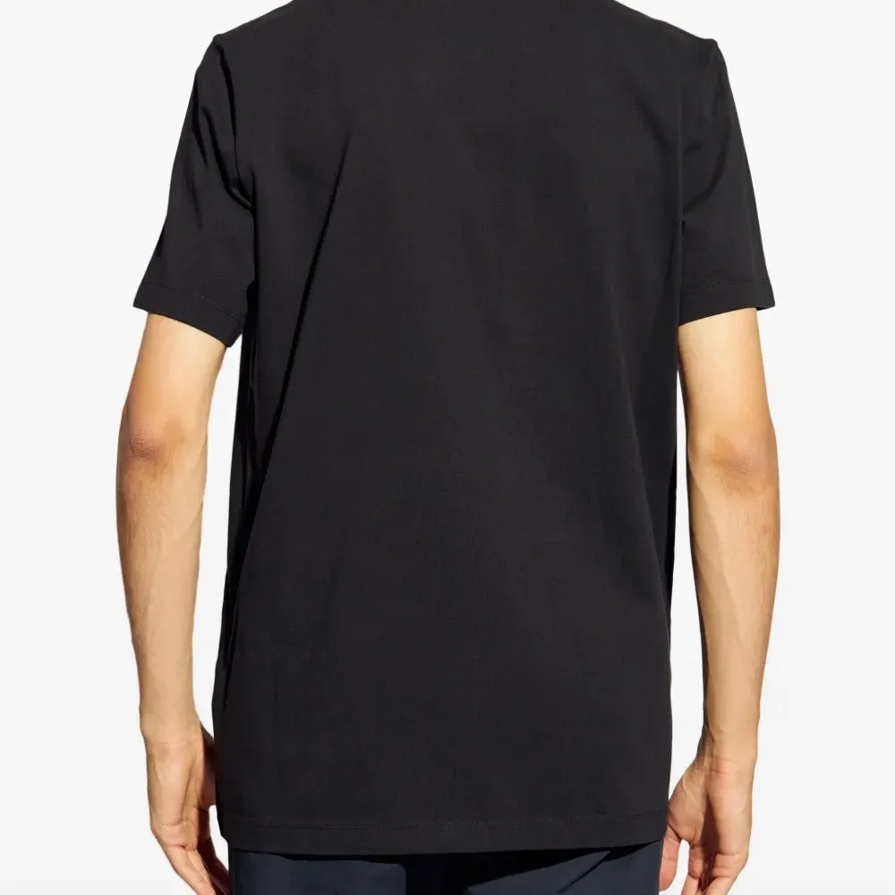 Футболка с фактурным логотипом