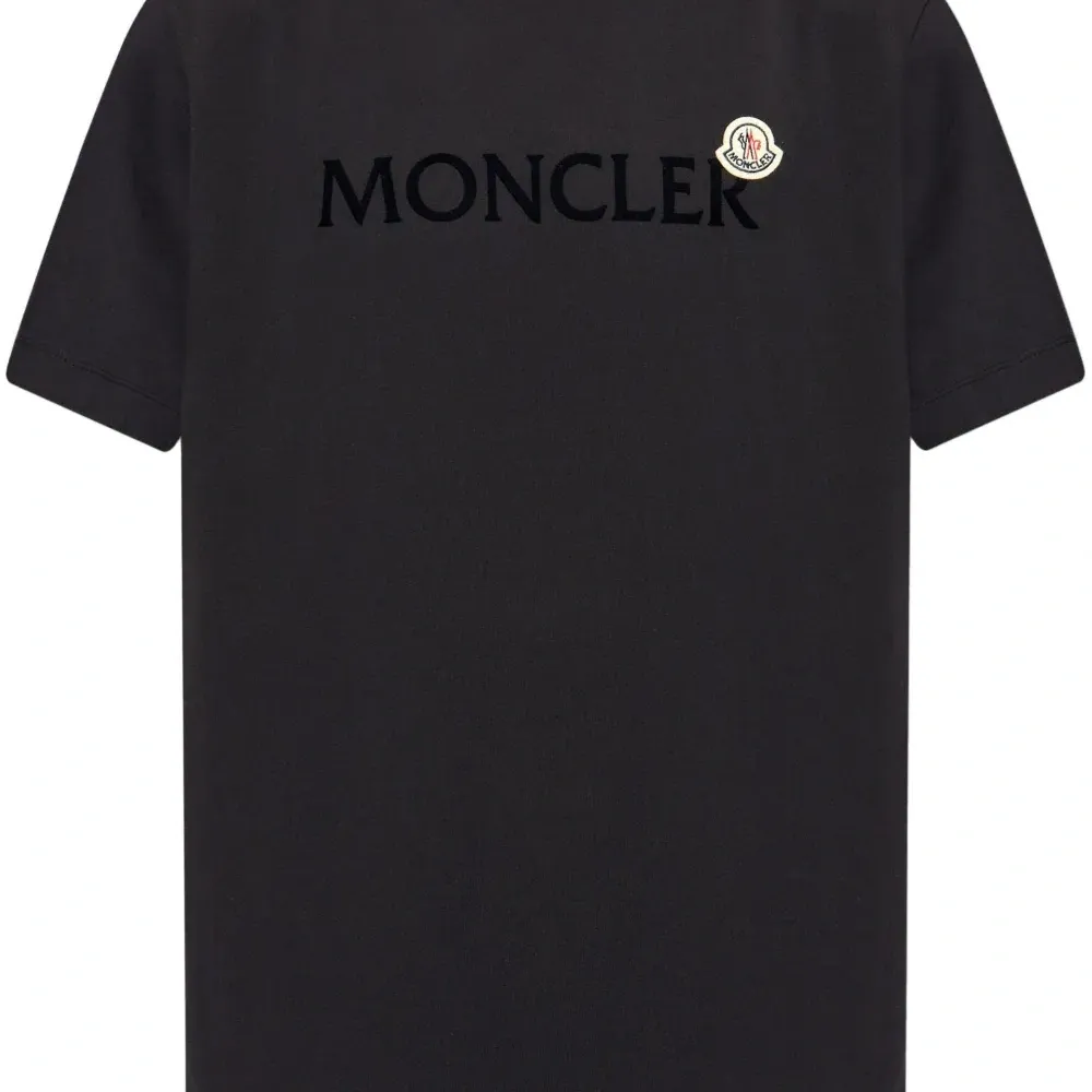 Футболка с фактурным логотипом