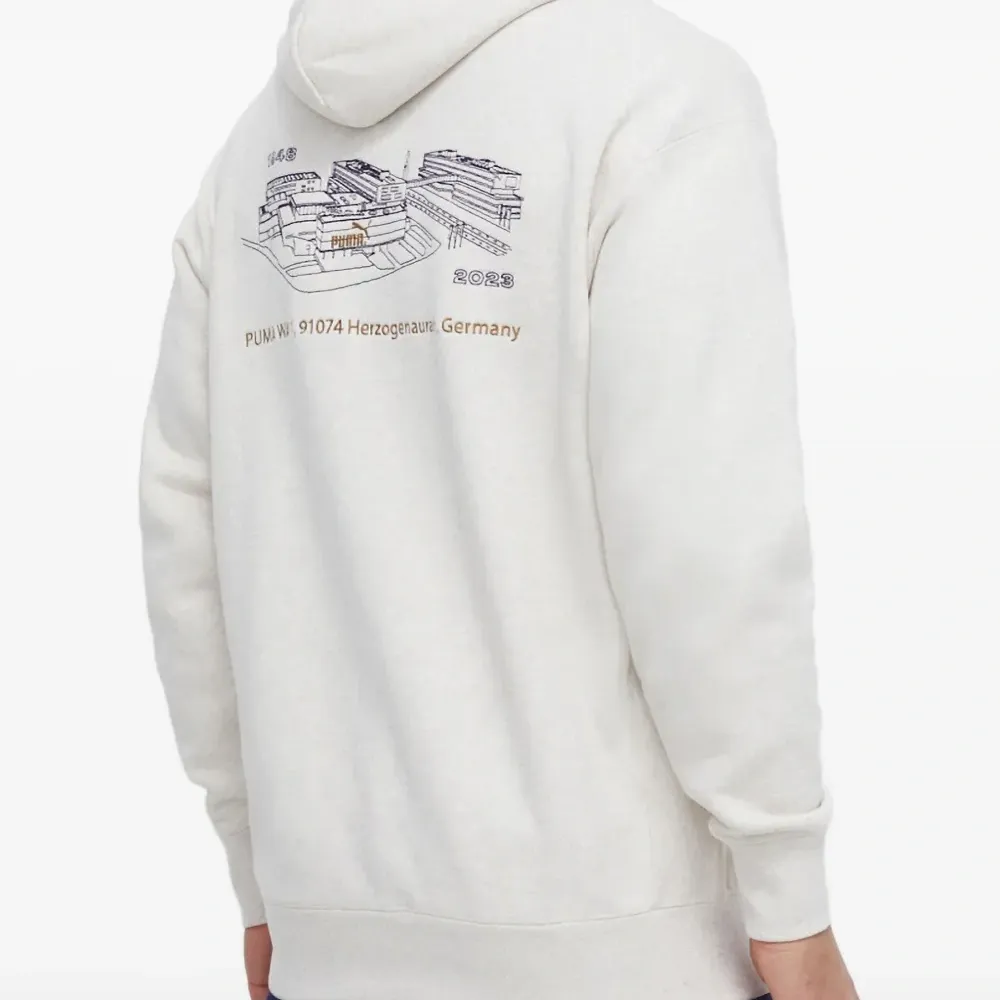 Толстовка с капюшоном и вышивкой