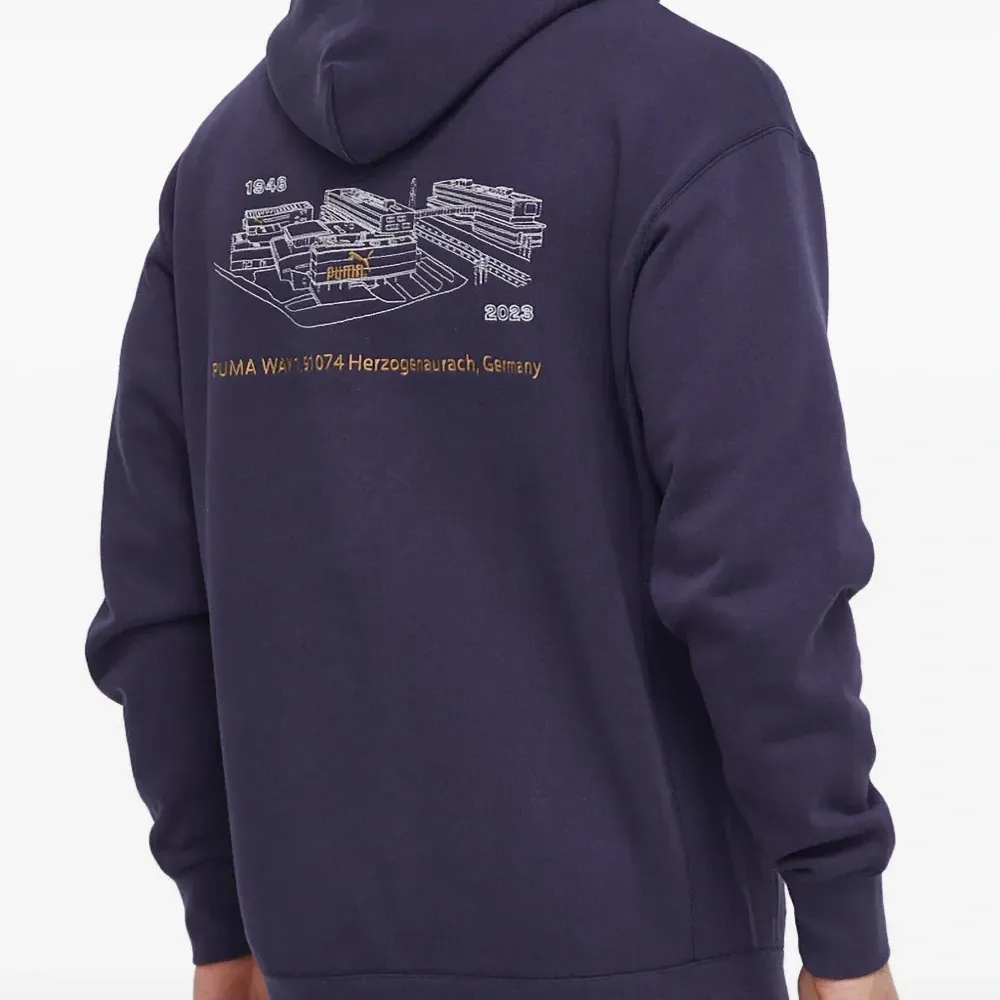 Худи с вышитым логотипом