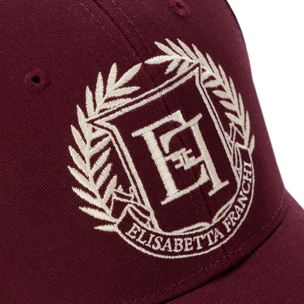 Бейсболка с вышитым логотипом