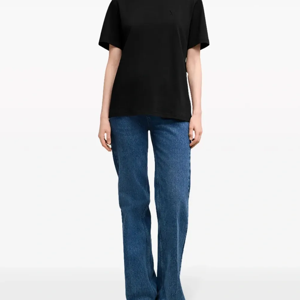 Футболка с вышитым логотипом