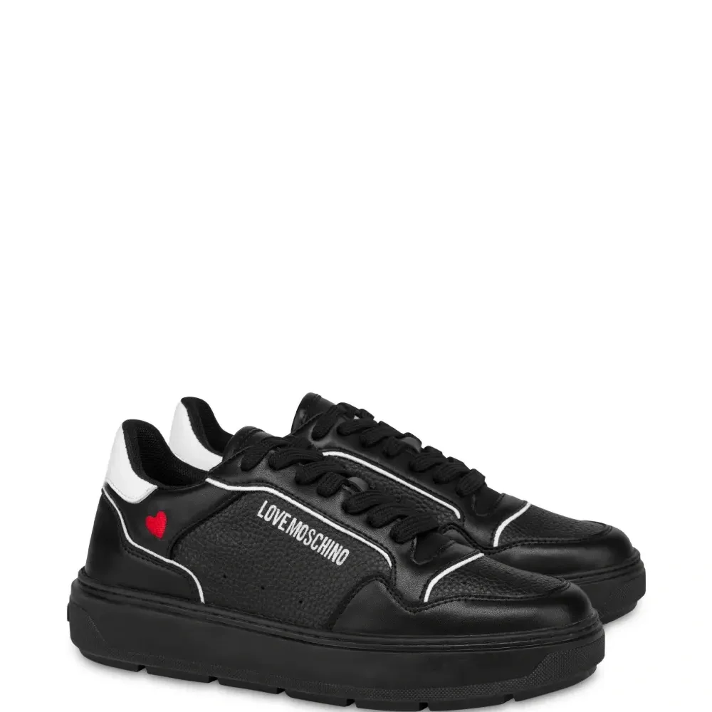 Кроссовки с логотипом