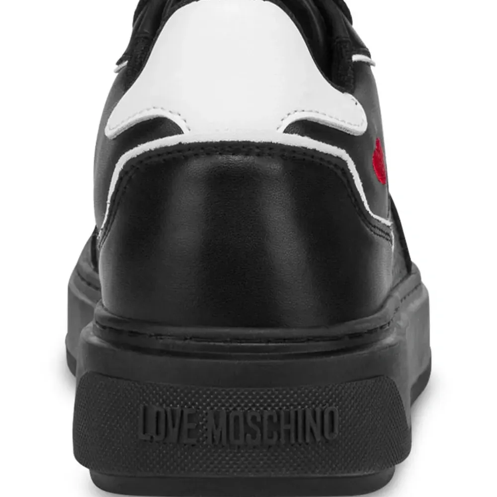 Кроссовки с логотипом