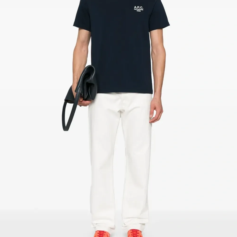 Футболка с вышитым логотипом