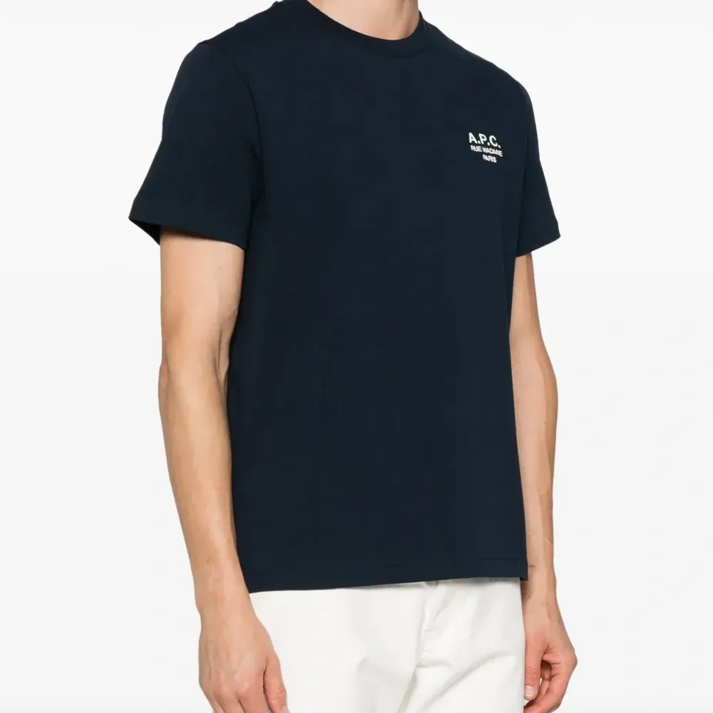 Футболка с вышитым логотипом