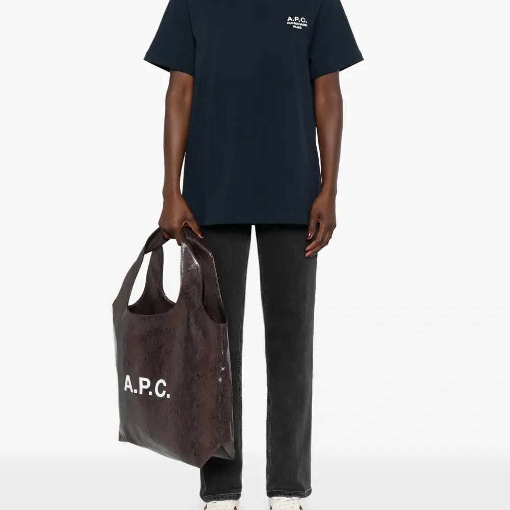 Футболка с вышитым логотипом