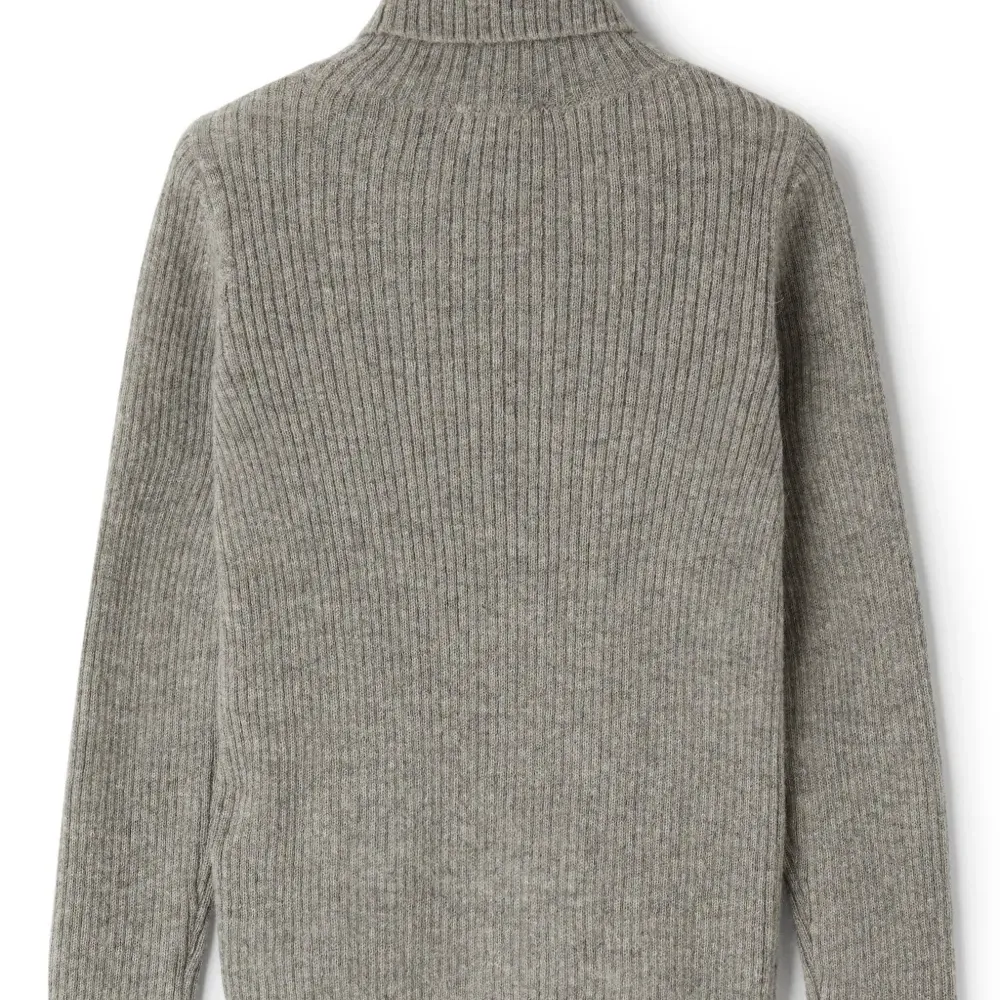 Джемпер с высоким воротником Джемпер с высоким воротником