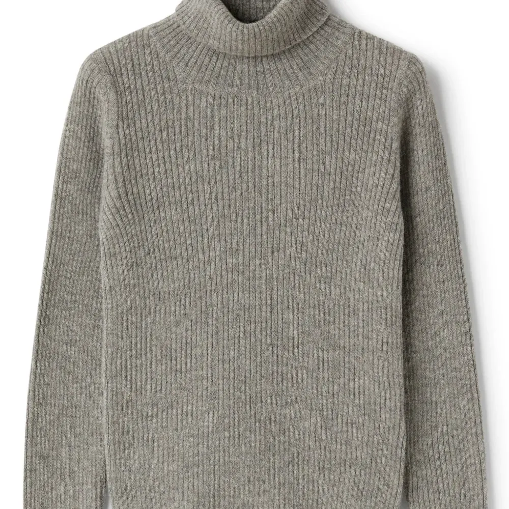 Джемпер с высоким воротником Джемпер с высоким воротником