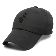 Кепка с вышитым логотипом Кепка с вышитым логотипом