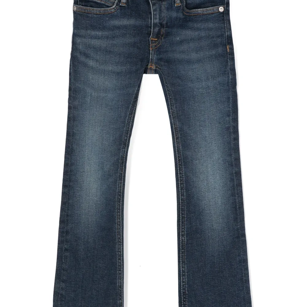 Расклешенные джинсы