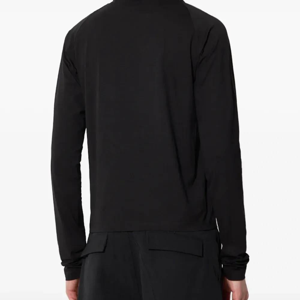 Футболка с высоким воротником и рукавами реглан