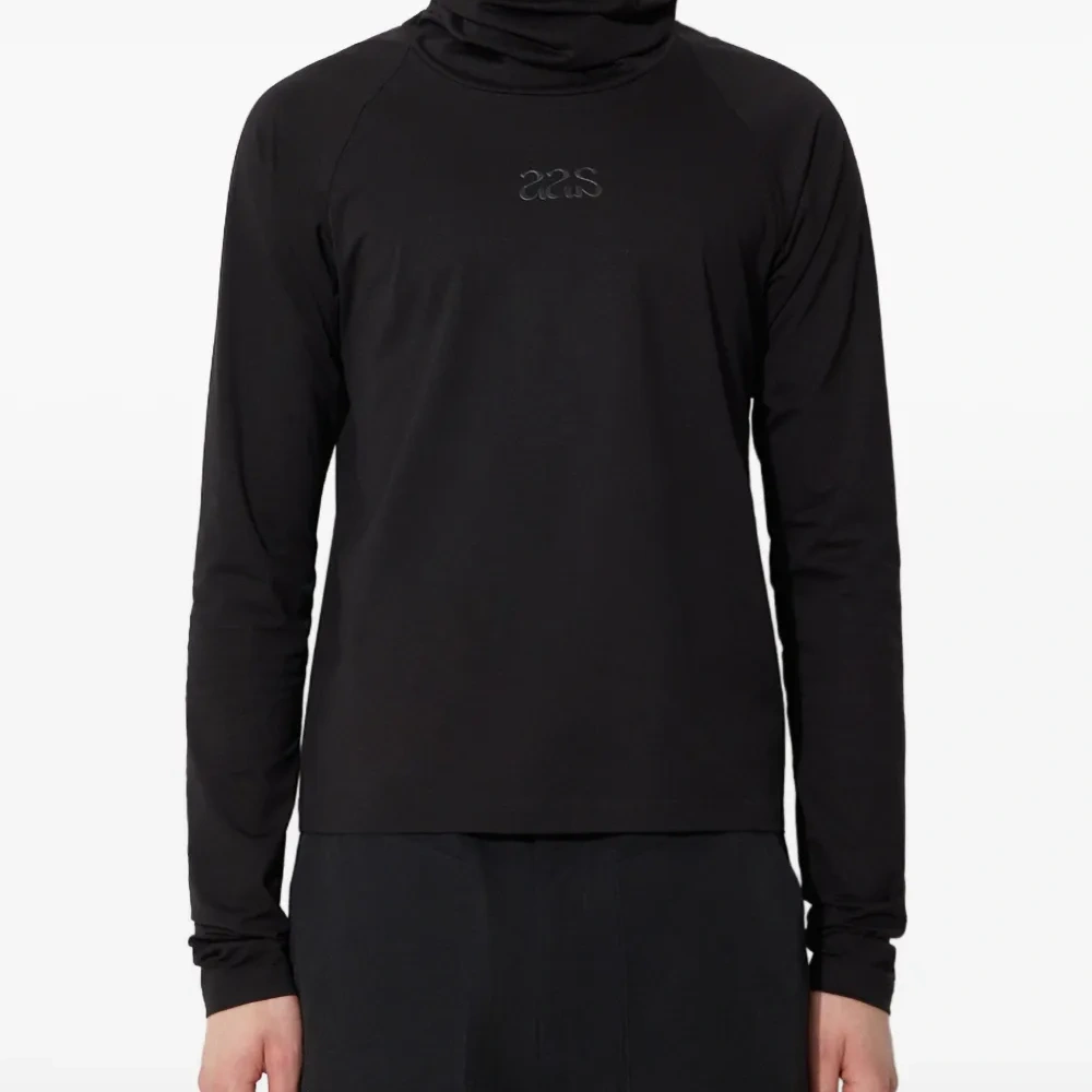 Футболка с высоким воротником и рукавами реглан