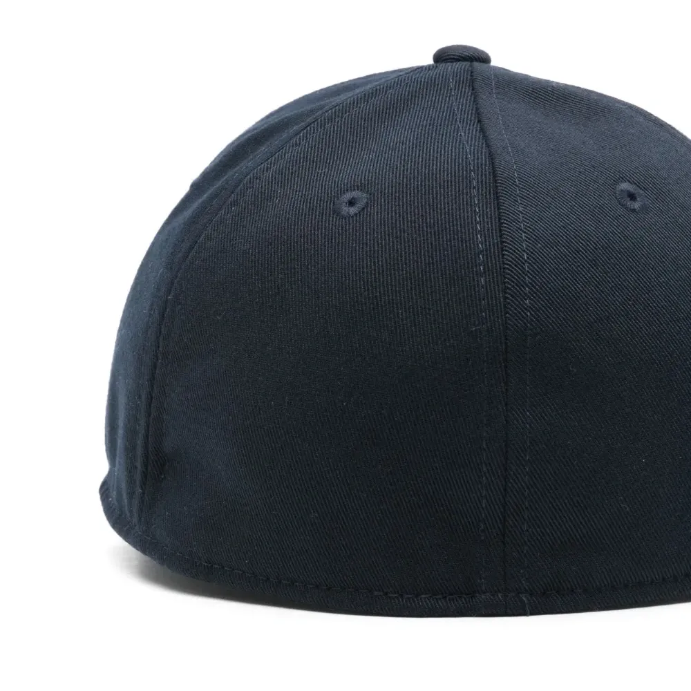 Кепка с вышитым логотипом