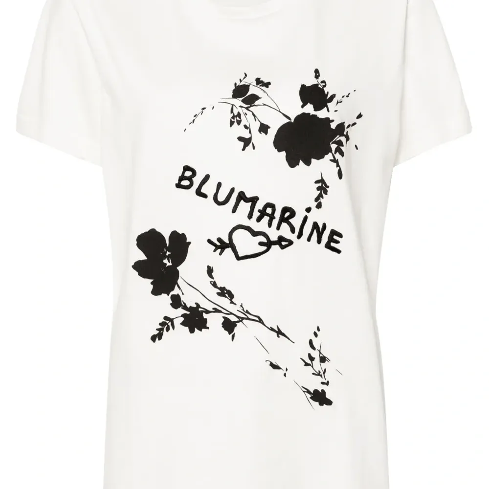 Футболка с вышитым логотипом