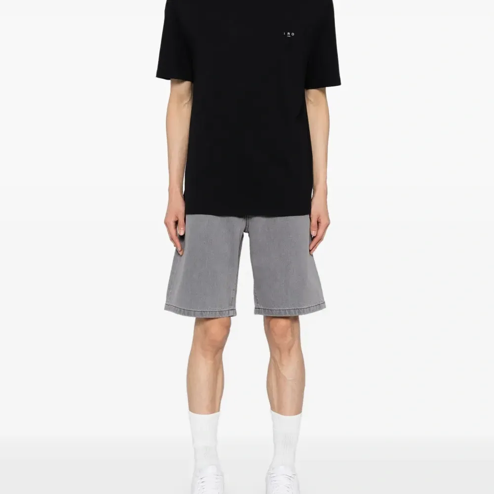 Футболка с вышитым логотипом