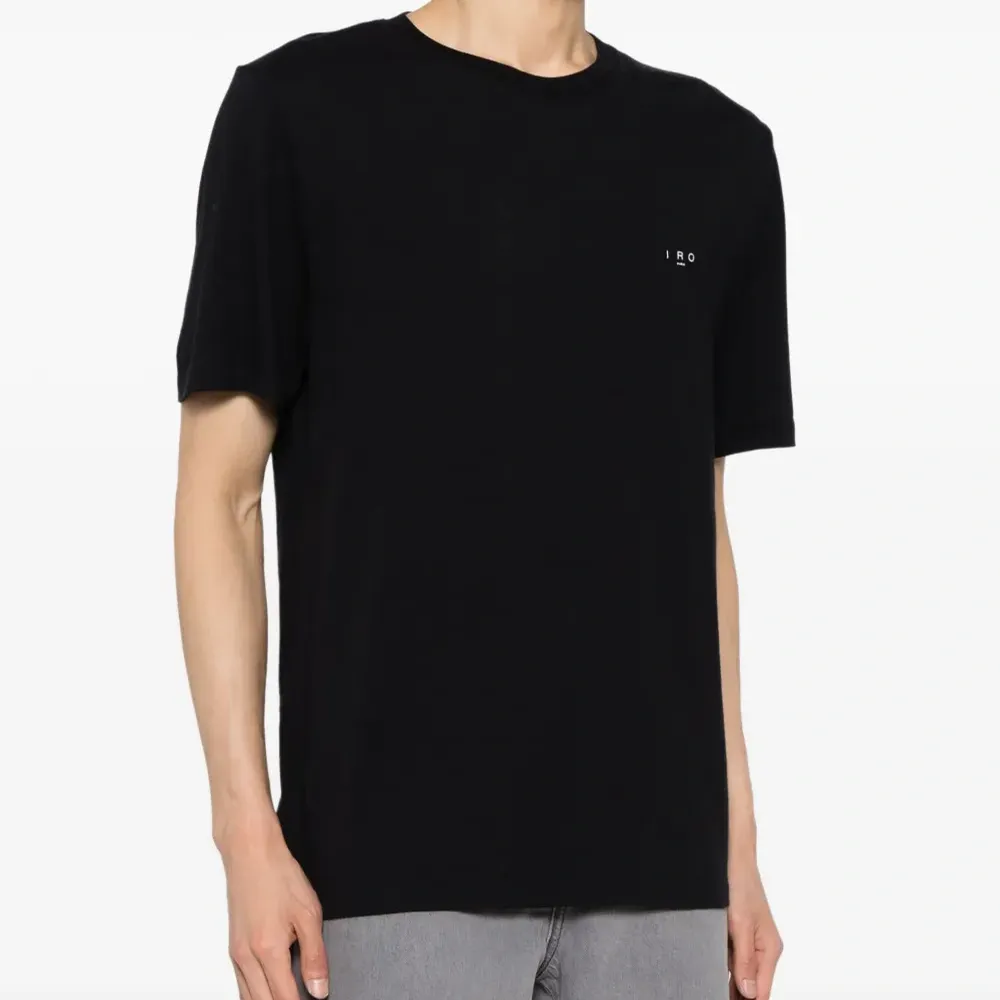 Футболка с вышитым логотипом