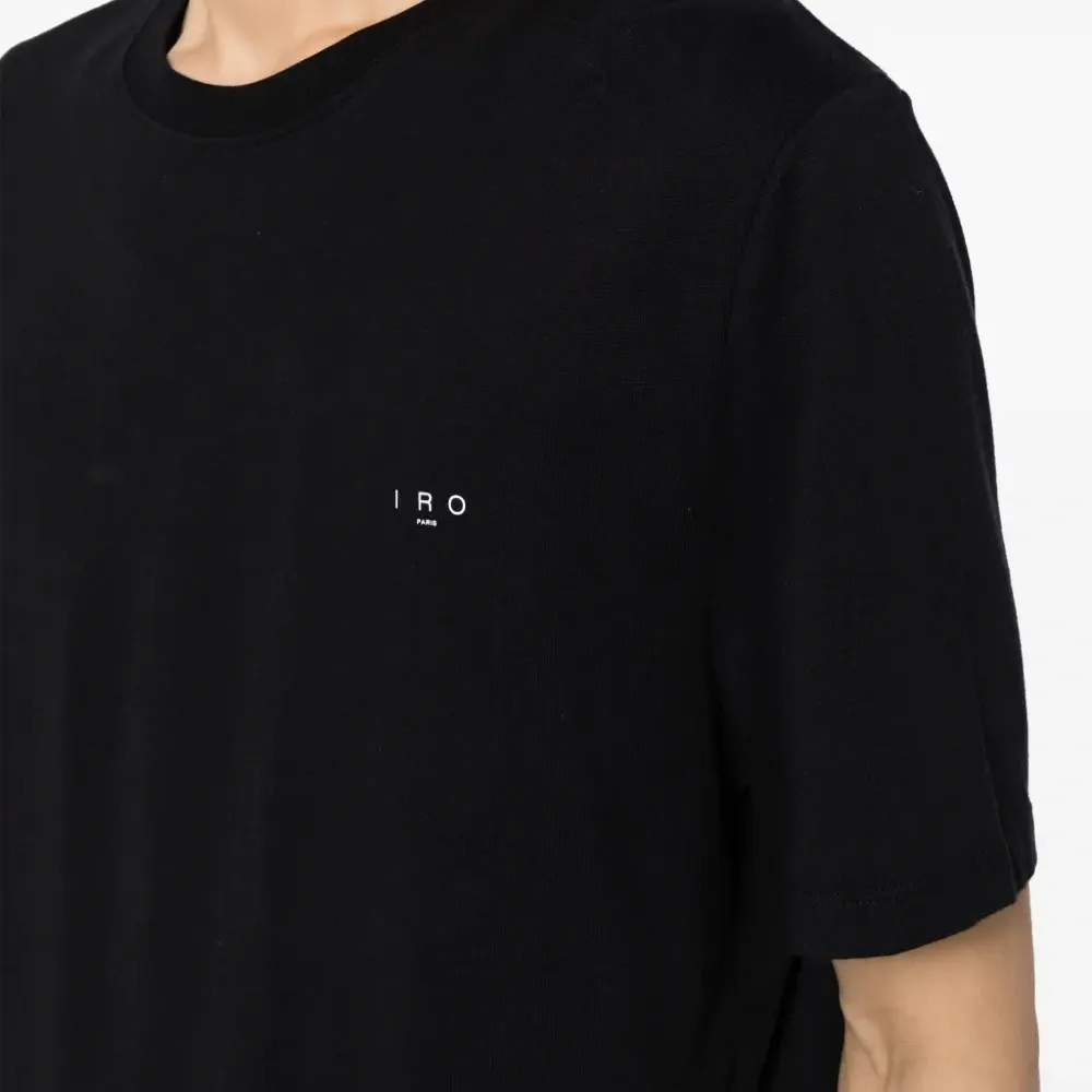 Футболка с вышитым логотипом