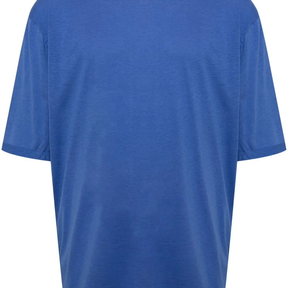 Футболка с приспущенными плечами