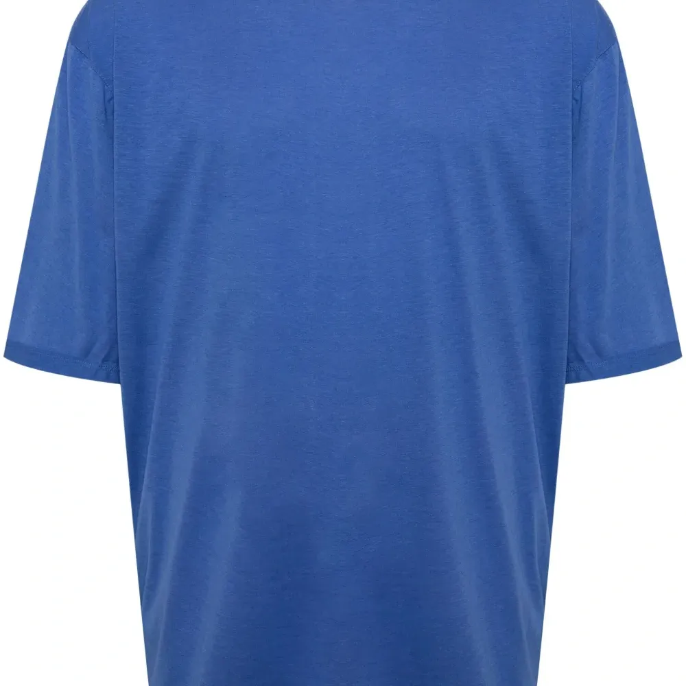 Футболка с приспущенными плечами