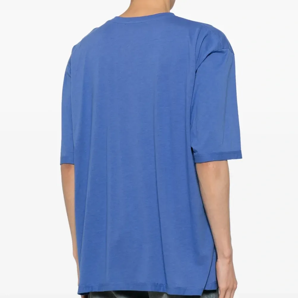 Футболка с приспущенными плечами